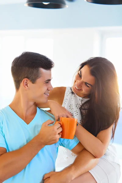 Couple prenant un café ensemble — Photo