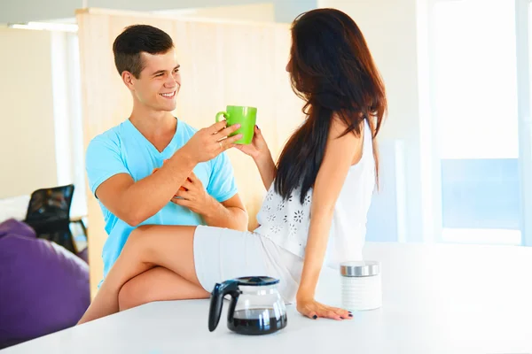 Man giving cup of coffee to a woman — ストック写真