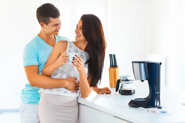 Pareja bebiendo café y mirándose en la cocina —  Fotos de Stock