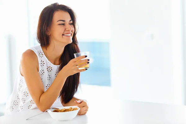 Ritratto di donna che si gode il pasto del mattino. Note di alimentazione. Hea. — Foto Stock