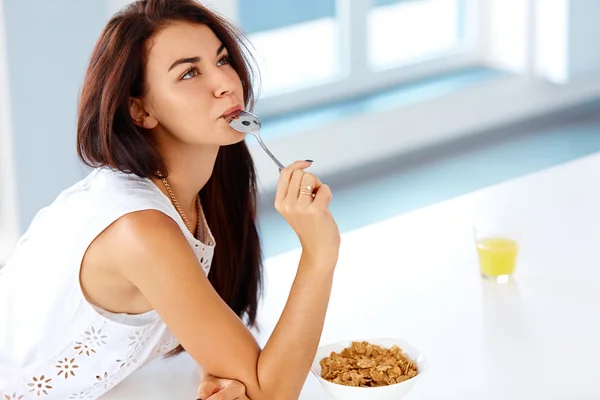 Wellness concept. Woman having breakfast and smiling. Healthy ea — Stockfoto