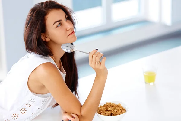 Conceito de bem-estar. Mulher comendo cereais e sorrindo. Intervalo saudável — Fotografia de Stock