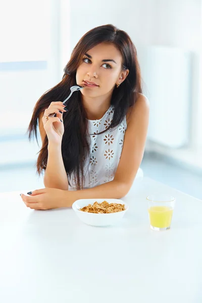 Retrato de mulher comendo cereais. Alimentação saudável. Saúde. W — Fotografia de Stock