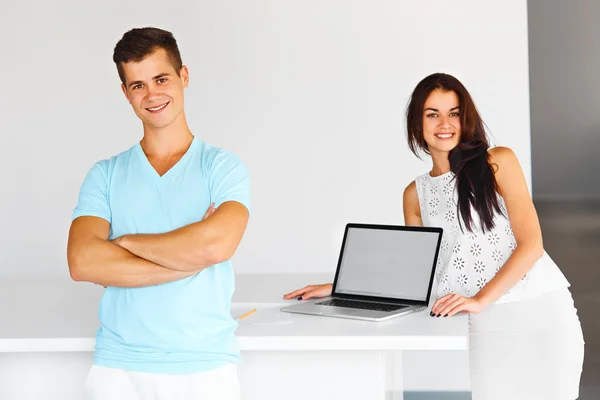 Mann und Frau lächeln in die Kamera. Konzept von Start-up und betteln — Stockfoto