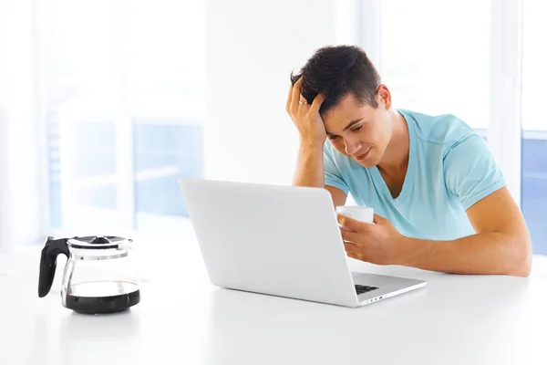 Sleepy man working in the morning in the kitchen — Stockfoto