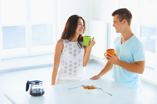 Пара п'є каву і сміється — стокове фото