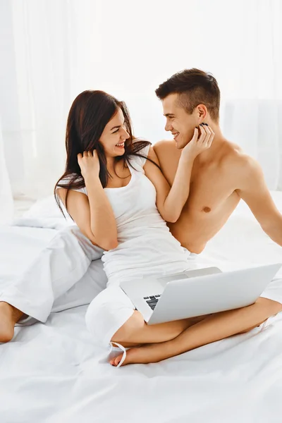 Casal feliz com laptop — Fotografia de Stock