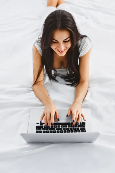 Menina usando laptop no quarto — Fotografia de Stock