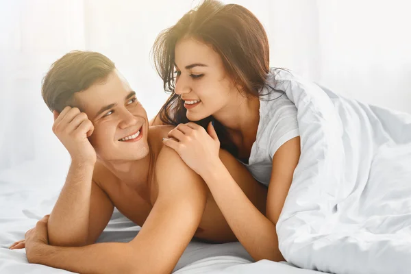 Pareja feliz en la mañana —  Fotos de Stock