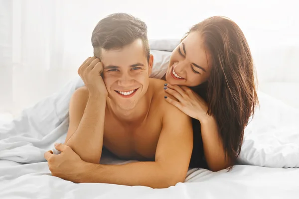 Hombre y mujer enamorados en la cama —  Fotos de Stock