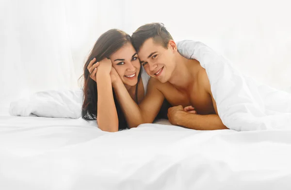 Szép pár, az ágyban — Stock Fotó