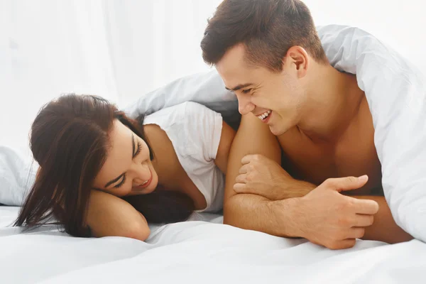 Portrait of man and woman in bed — Stock Photo, Image