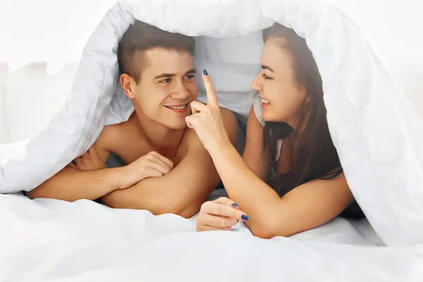 Homem e mulher na cama — Fotografia de Stock