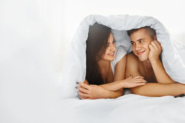 Homem e mulher na cama — Fotografia de Stock