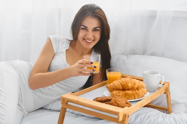 Girl eating breakfast in the morning — Stock fotografie