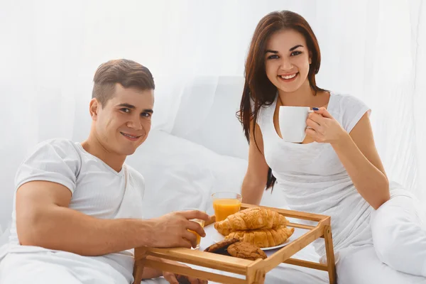 Ritratto di coppia che fa colazione a letto — Foto Stock