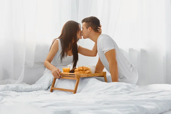 Uomo che serve colazione donna a letto — Foto Stock