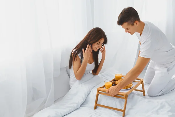 Maschio sorprendente femmina con colazione a letto — Foto Stock