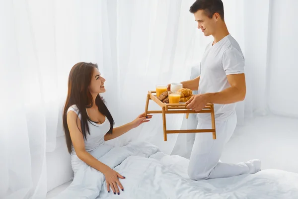 Uomo donna sorprendente con colazione a letto — Foto Stock