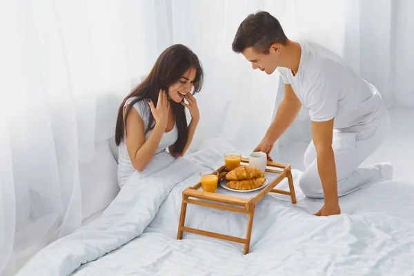 Uomo donna sorprendente con colazione a letto — Foto Stock