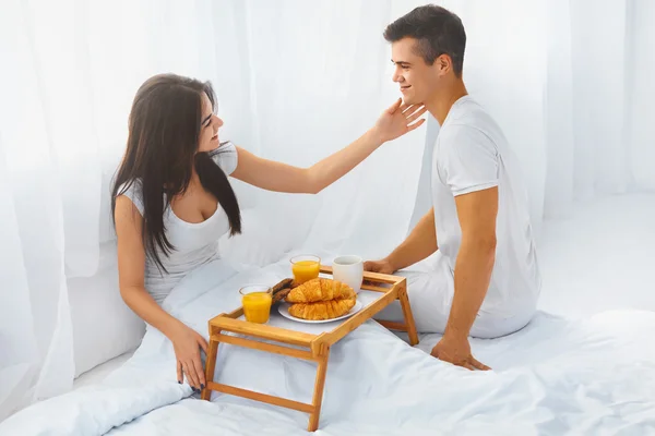 Marito che serve la colazione moglie a letto — Foto Stock