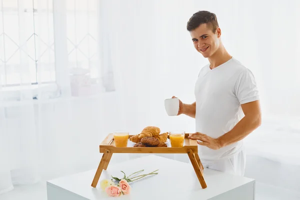 Hombre cariñoso con desayuno romántico —  Fotos de Stock