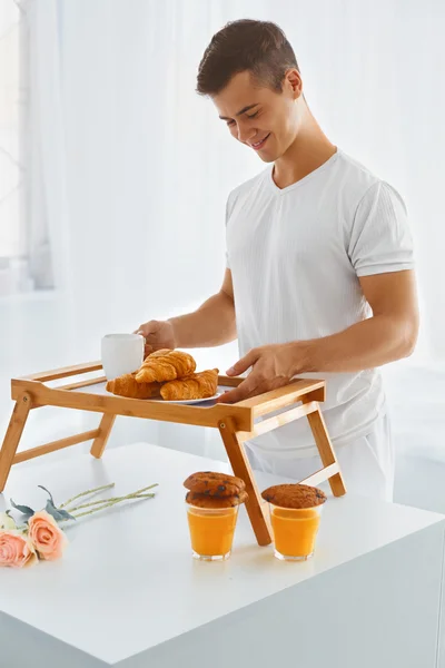 Retrato del hombre por la mañana. Desayuno romántico —  Fotos de Stock