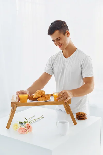 아침 식사를 준비 하는 남자 — 스톡 사진