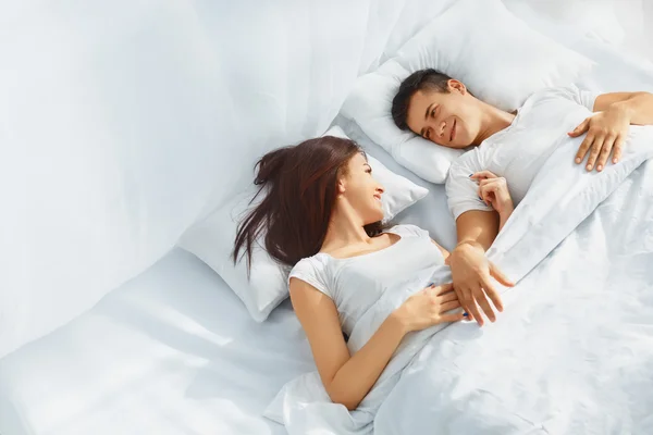 ベッドの中で愛のカップル — ストック写真