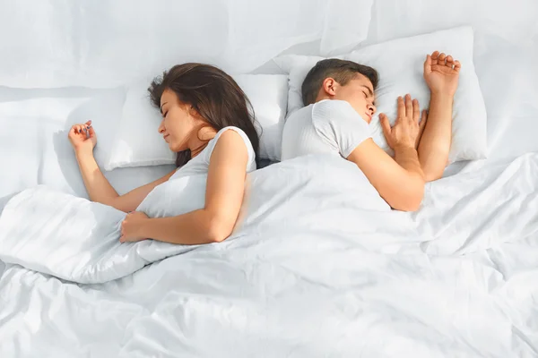 Retrato de casal dormindo na cama — Fotografia de Stock