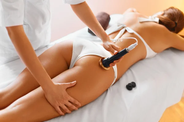 Body care. Ultrasound cavitation treatment. Anti-cellulite and a — 图库照片