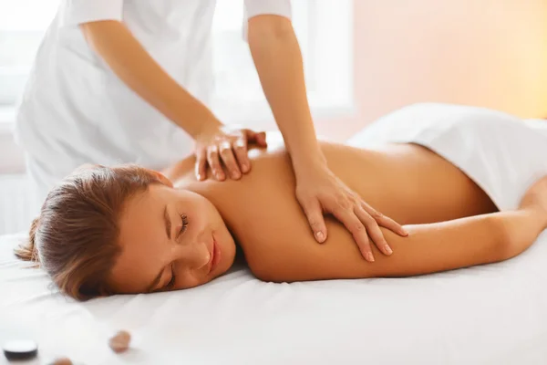 Tratamento de Spa. Mulher desfrutando de massagem no centro de spa . — Fotografia de Stock