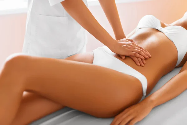 Spa treatment. Body care. Massage on woman body in the spa salon — 스톡 사진