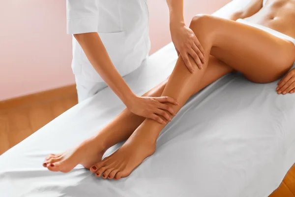 Frauenbeine. Körperpflege. Mädchen bekommt Beinmassage Behandlung im Spa — Stockfoto