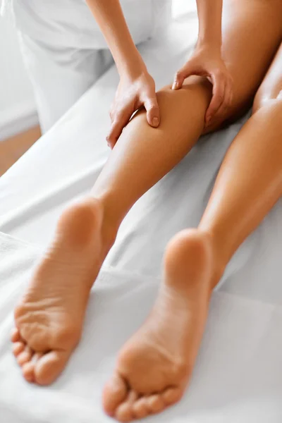 Mulher do spa. Cuidado com o corpo. Massagem de pernas no salão de spa — Fotografia de Stock