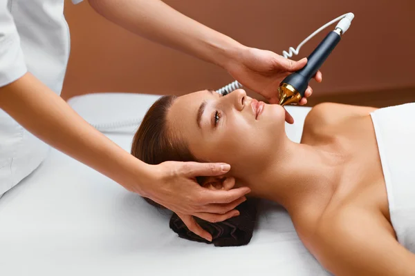 Face skin care. Ultrasound cavitation face treatment in medical — 图库照片
