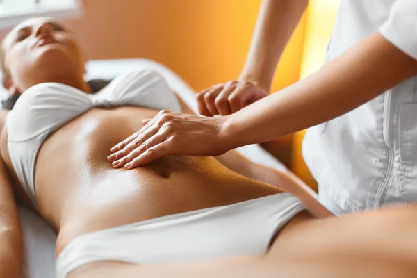Mujer del spa. Cuidado corporal. Masajista haciendo masaje en el cuerpo de la mujer en el — Foto de Stock