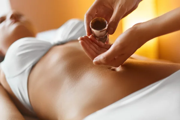 Mujer del spa. Masaje con aceite de aromaterapia — Foto de Stock