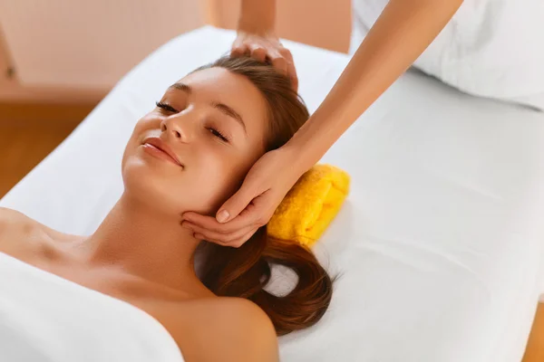 Ansiktsvård. Kvinna får ansiktsbehandling spabehandling, massage. — Stockfoto