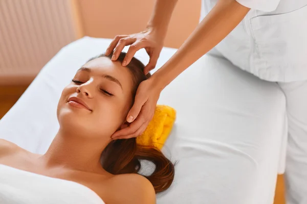 Pele de cara. Mulher recebendo tratamento de spa facial, massagem . — Fotografia de Stock