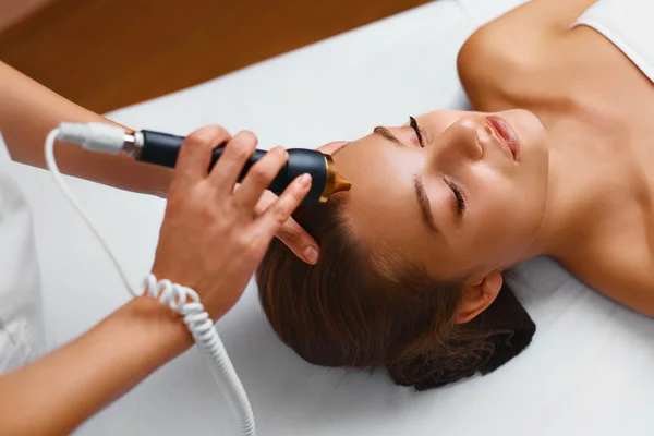 Tratamiento del cuidado de la piel facial. Procedimientos de cavitación por ultrasonido . — Foto de Stock