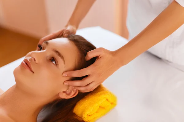 Gesichtspflege. Haut-Spa-Behandlung. Frau im Schönheitssalon. — Stockfoto