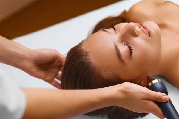 Tratamiento del cuidado de la piel facial. Procedimientos de cavitación por ultrasonido . —  Fotos de Stock