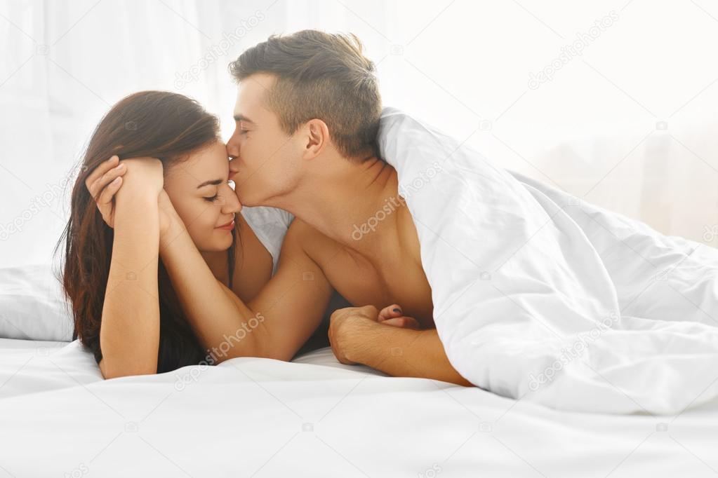 Красивый секс партнера и его возлюбленной на постели вдвоем