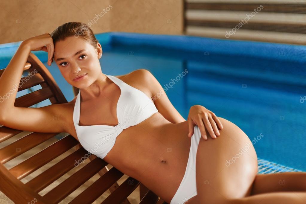 Flikkeren Verstikken Uitreiken Body Care. Woman Relaxing at the Pool. Spa Stock Photo by ©puhhha 87339040