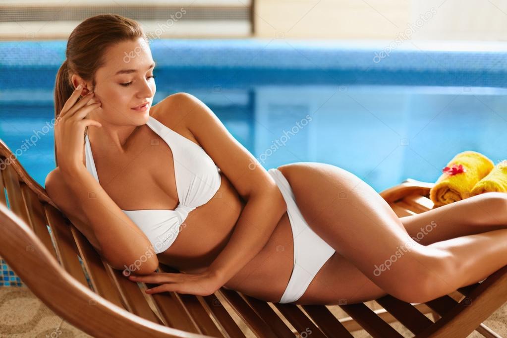 Blauw Stuiteren vleet Body Care. Woman Relaxing at the Pool. Spa Stock Photo by ©puhhha 87339172