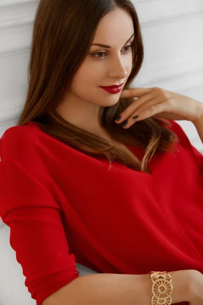 Женский портрет. Happy Fashionable Elegant Successful Office Business Woman Relaxing On Sofa, Looking Confident and Smiling. Благосостояние, роскошь и роскошь . — стоковое фото