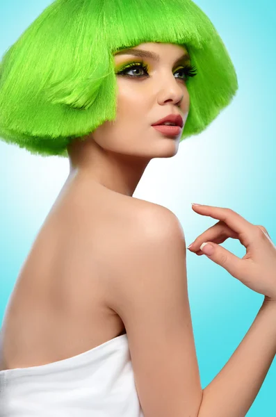 Kvinna hår. Skönhet modell med Funky gröna frisyr och — Stockfoto