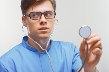 Elinde steteskop olan bir doktor.