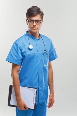 Doktor onun boyun karşı gri arka plan etrafında stetoskop ile